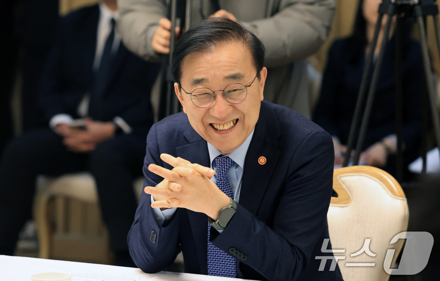 (서울=뉴스1) 임세영 기자 = 김윤덕 국토교통부 장관이 29일 서울 종로구 정부서울청사에서 열린 주택공급촉진 관계장관회의에서 환하게 웃고 있다. 2026.1.29/뉴스1