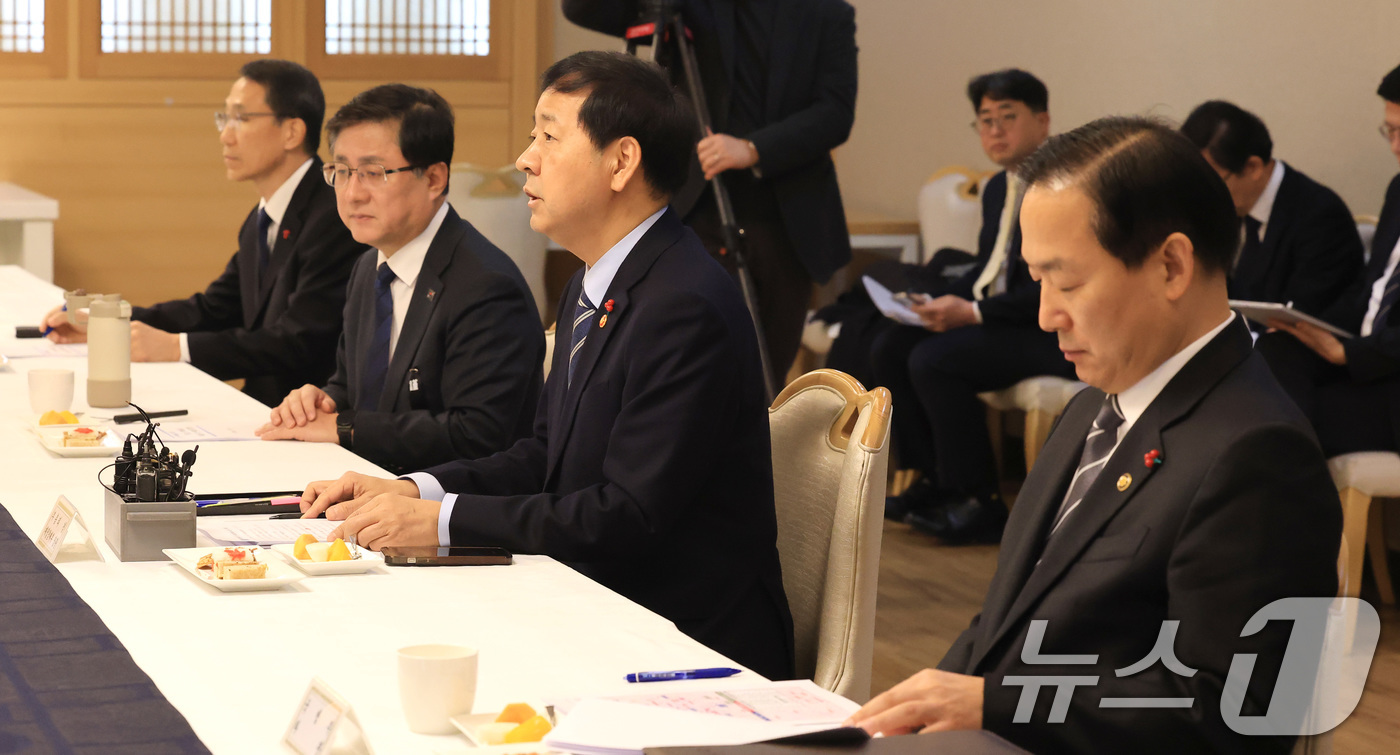 (서울=뉴스1) 임세영 기자 = 구윤철 경제부총리 겸 재정경제부 장관이 29일 서울 종로구 정부서울청사에서 열린 주택공급촉진 관계장관회의에서 모두발언을 하고 있다.  2026.1. …