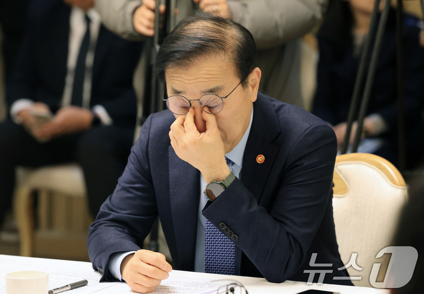 (서울=뉴스1) 임세영 기자 = 김윤덕 국토교통부 장관이 29일 서울 종로구 정부서울청사에서 열린 주택공급촉진 관계장관회의에서 눈을 비비고 있다. 2026.1.29/뉴스1