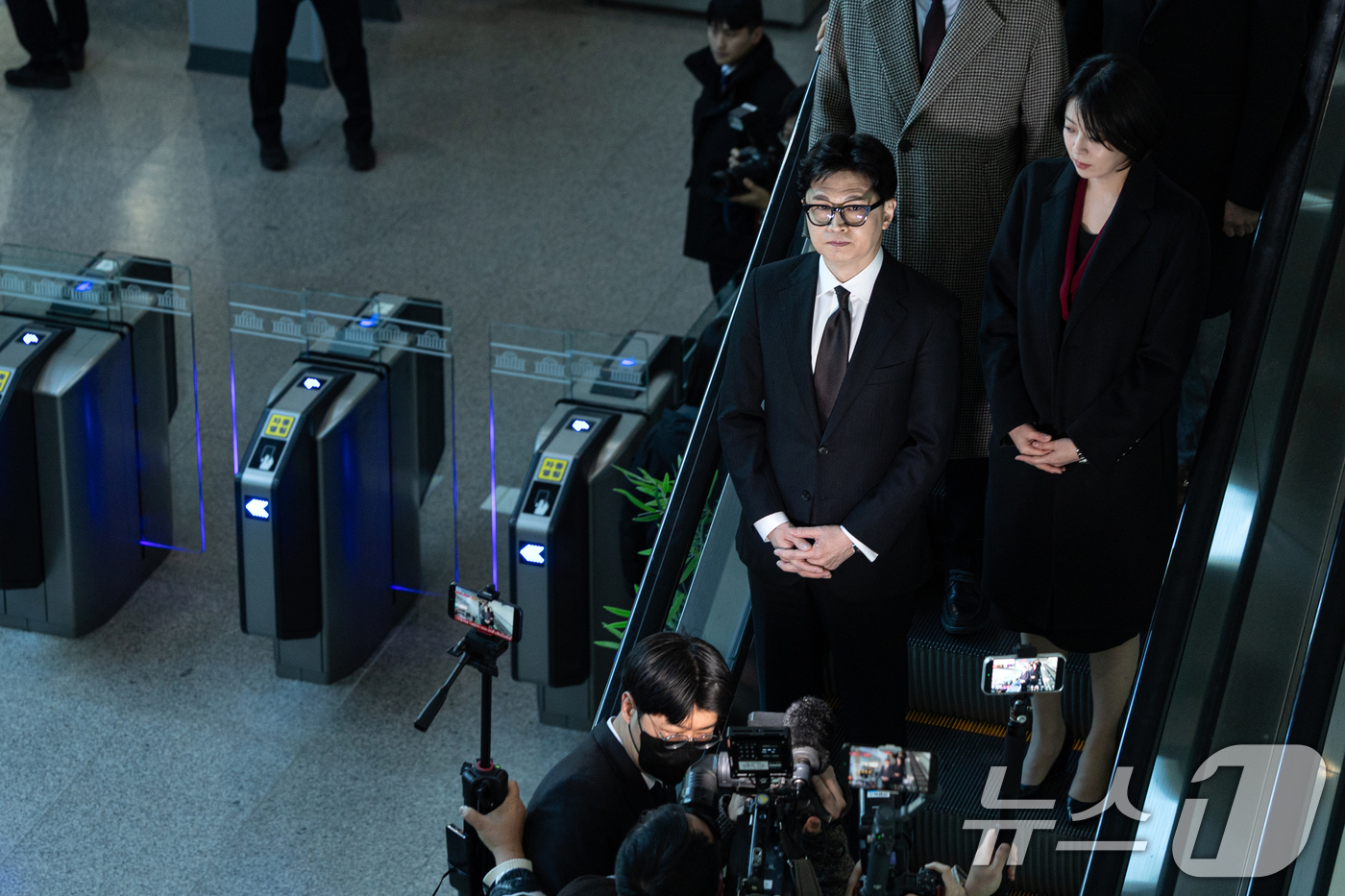 (서울=뉴스1) 이승배 기자 = 한동훈 전 국민의힘 대표가 29일 서울 여의도 국회 소통관에서 국민의힘 지도부의 제명 결정에 관한 입장 발표를 마치고 차량으로 향하고 있다. 202 …