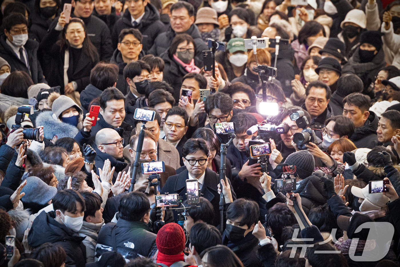 (서울=뉴스1) 이승배 기자 = 한동훈 전 국민의힘 대표가 29일 서울 여의도 국회 소통관에서 국민의힘 지도부의 제명 결정에 관한 입장 발표를 위해 기자회견장으로 향하고 있다. 2 …