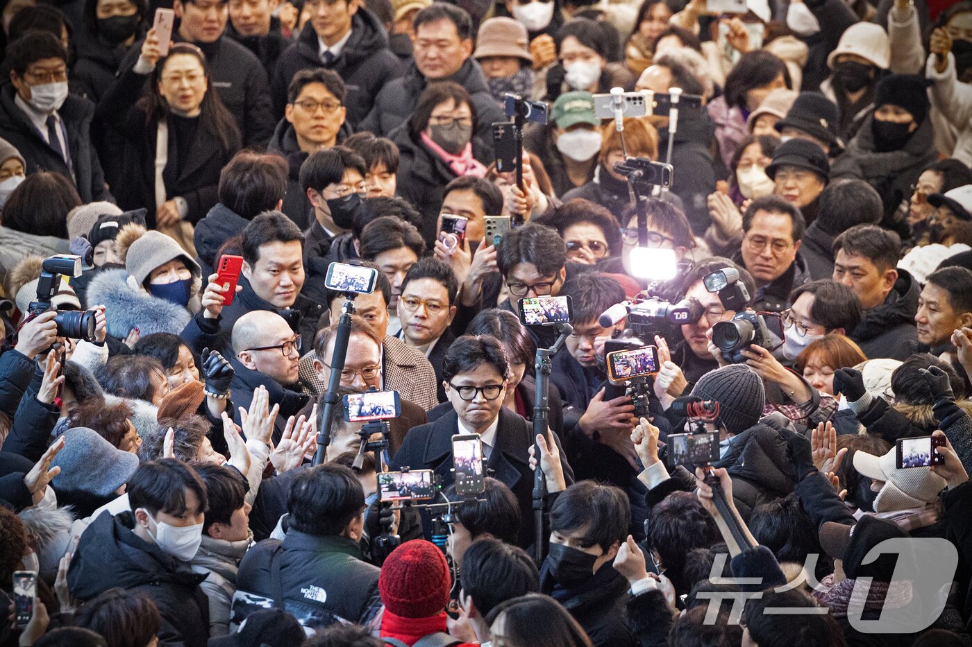 본문 이미지 - 한동훈 전 국민의힘 대표가 29일 서울 여의도 국회 소통관에서 국민의힘 지도부의 제명 결정에 관한 입장 발표를 위해 기자회견장으로 향하고 있다. 2026.1.29/뉴스1 ⓒ News1 이승배 기자