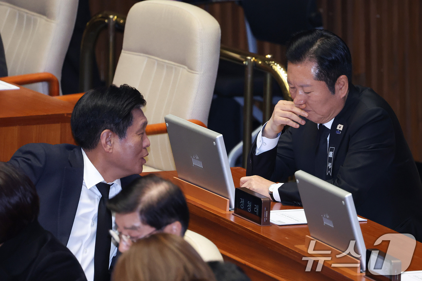 (서울=뉴스1) 신웅수 기자 = 정청래 더불어민주당 대표와 조승래 사무총장이 29일 서울 여의도 국회에서 열린 제431회국회(임시회) 제2차 본회의에서 대화하고 있다. 2026.1 …