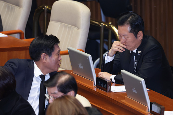 본회의 대화하는 정청래·조승래