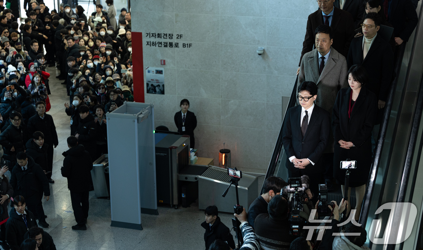(서울=뉴스1) 이승배 기자 = 한동훈 전 국민의힘 대표가 29일 서울 여의도 국회 소통관에서 국민의힘 지도부의 제명 결정에 관한 입장 발표를 마치고 차량으로 향하고 있다. 202 …