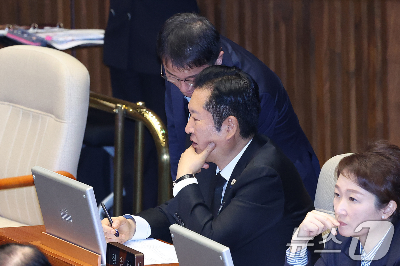 (서울=뉴스1) 신웅수 기자 = 정청래 더불어민주당 대표와 한병도 원내대표가 29일 서울 여의도 국회에서 열린 제431회국회(임시회) 제2차 본회의에서 대화하고 있다. 2026.1 …