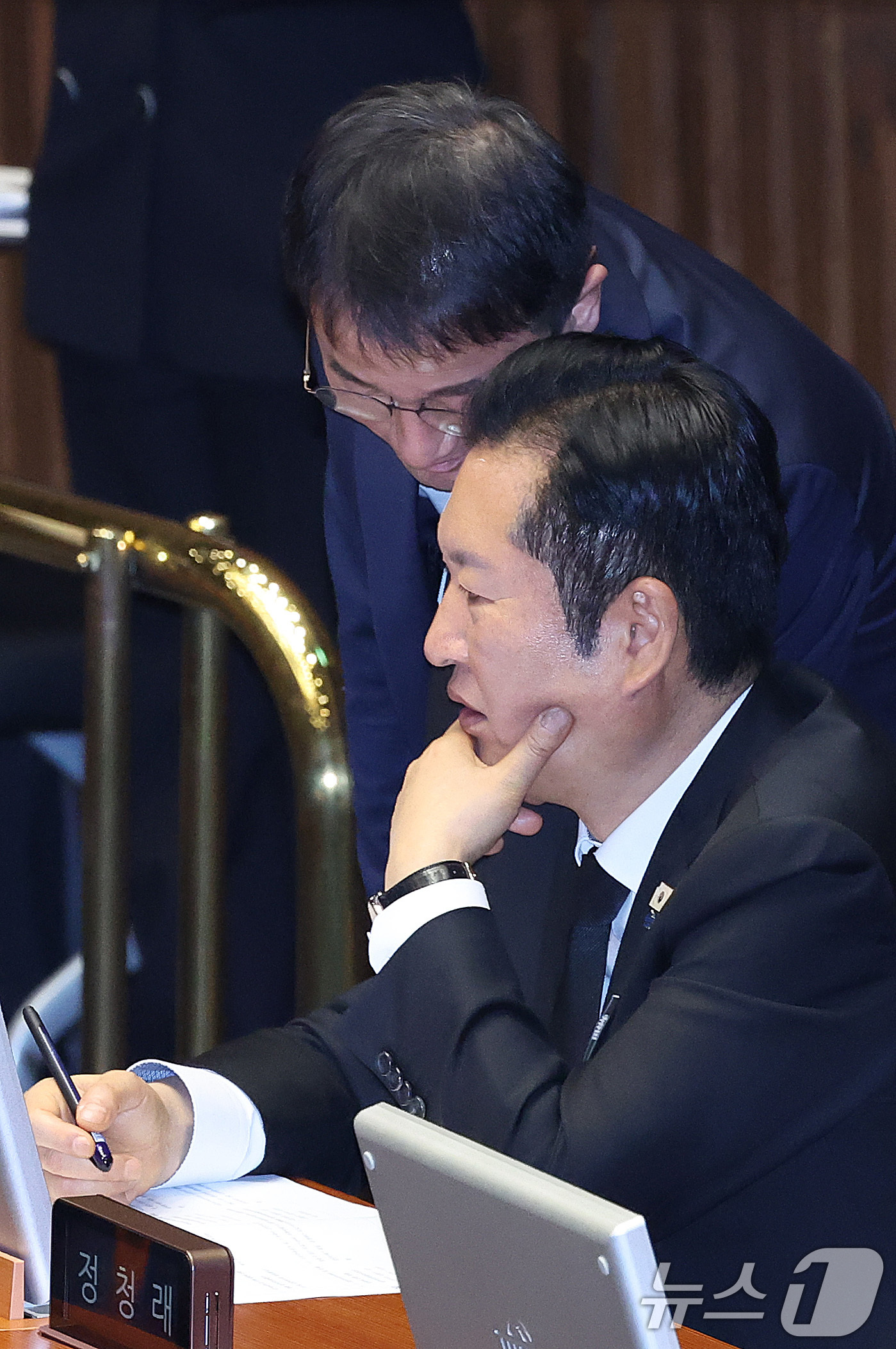 (서울=뉴스1) 신웅수 기자 = 정청래 더불어민주당 대표와 한병도 원내대표가 29일 서울 여의도 국회에서 열린 제431회국회(임시회) 제2차 본회의에서 대화하고 있다. 2026.1 …