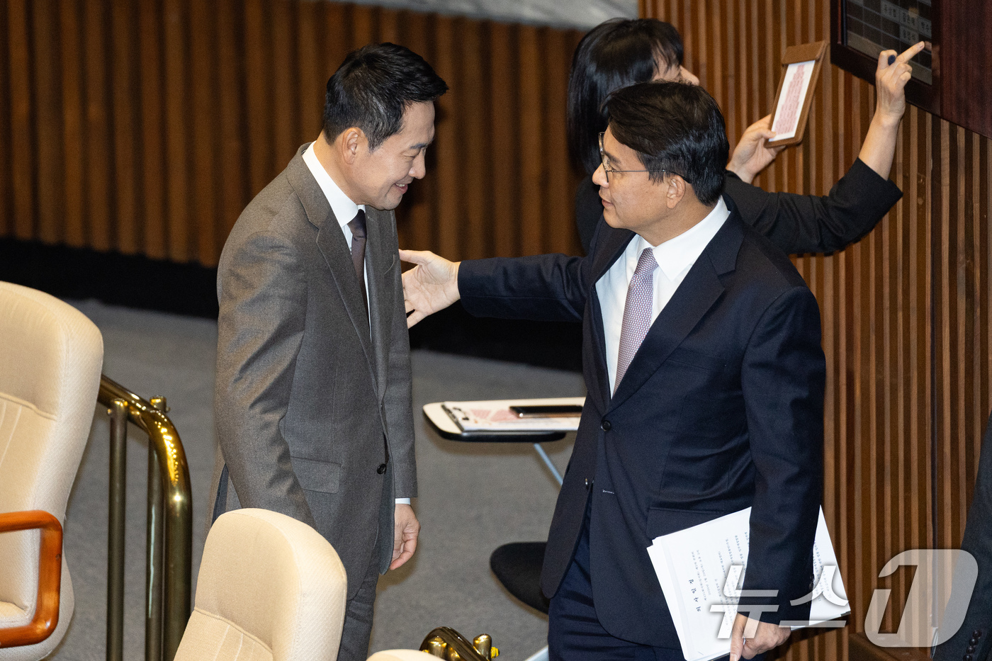 (서울=뉴스1) 유승관 기자 = 장동혁 국민의힘 대표가 29일 서울 여의도 국회에서 열린 제431회 국회(임시회) 제2차 본회의에서 윤상현 의원과 대화하고 있다. 2026.1.29 …