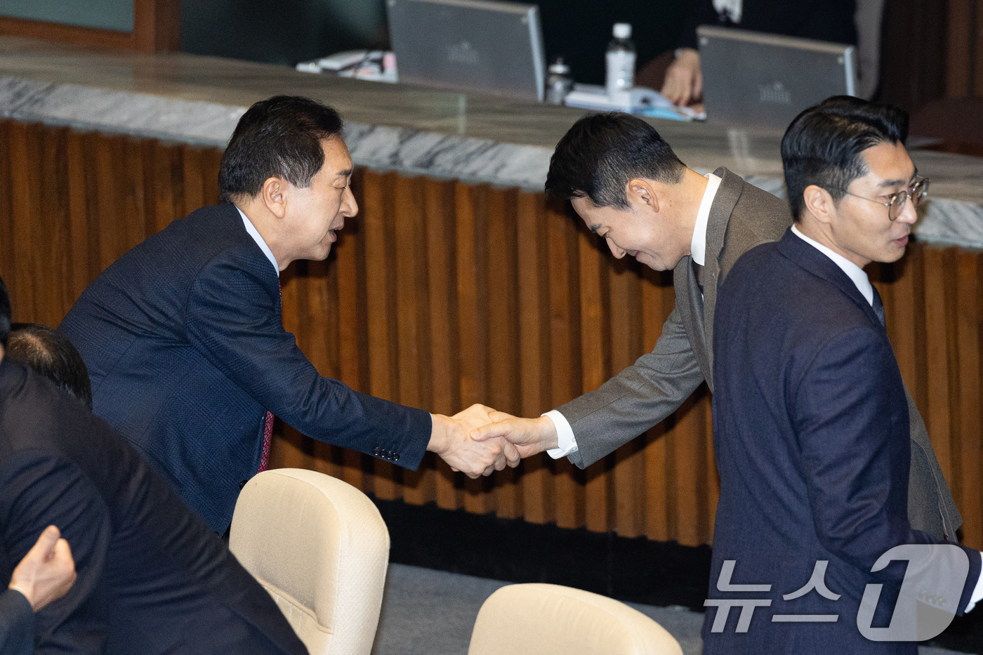 (서울=뉴스1) 유승관 기자 = 장동혁 국민의힘 대표가 29일 서울 여의도 국회에서 열린 제431회 국회(임시회) 제2차 본회의에서 김기현 의원과 인사하고 있다. 2026.1.29 …