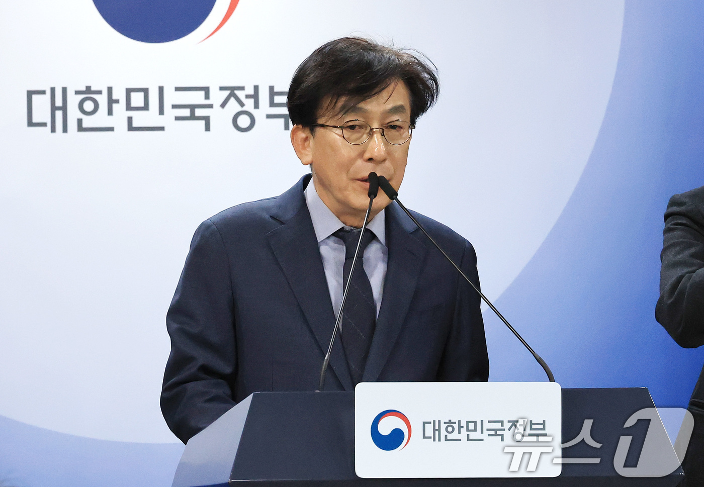 (서울=뉴스1) 임세영 기자 = 정기현 의료혁신위원회 위원장이 29일 서울 종로구 정부서울청사에서 제2차 의료혁신위원회 회의 관련 브리핑을 하고 있다.  2026.1.29/뉴스1