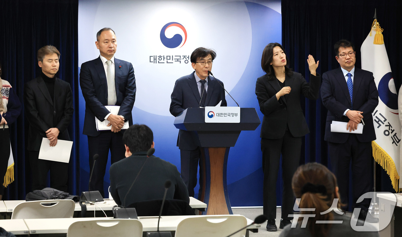 (서울=뉴스1) 임세영 기자 = 정기현 의료혁신위원회 위원장이 29일 서울 종로구 정부서울청사에서 제2차 의료혁신위원회 회의 관련 브리핑을 하고 있다.  2026.1.29/뉴스1