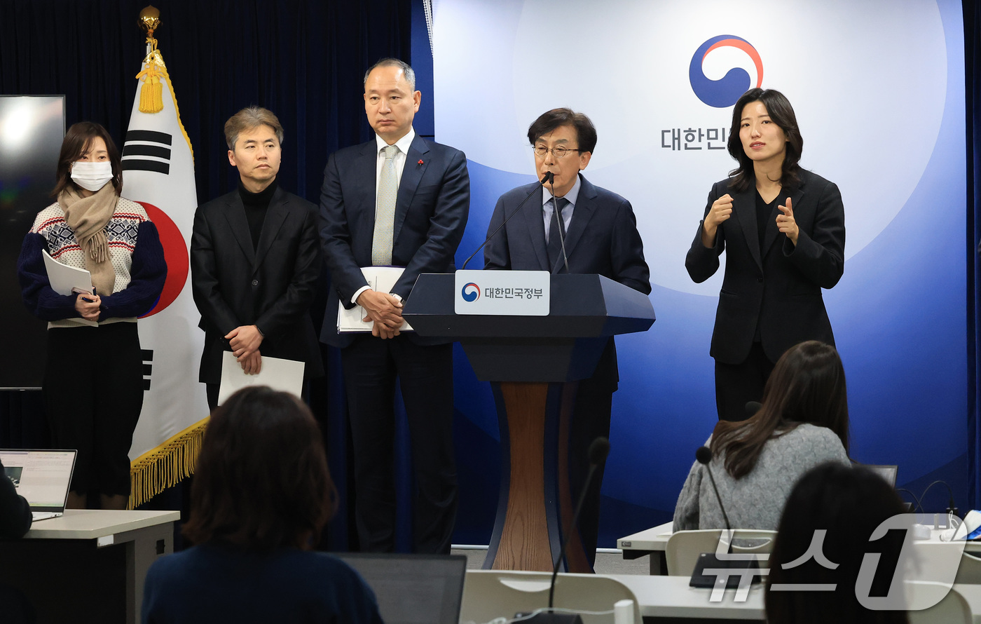 (서울=뉴스1) 임세영 기자 = 정기현 의료혁신위원회 위원장이 29일 서울 종로구 정부서울청사에서 제2차 의료혁신위원회 회의 관련 브리핑을 하고 있다.  2026.1.29/뉴스1