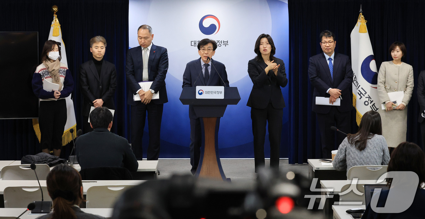 (서울=뉴스1) 임세영 기자 = 정기현 의료혁신위원회 위원장이 29일 서울 종로구 정부서울청사에서 제2차 의료혁신위원회 회의 관련 브리핑을 하고 있다.  2026.1.29/뉴스1