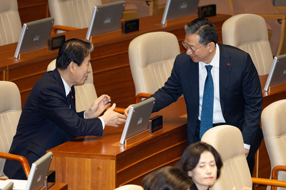 인사 나누는 정성호 법무장관과 권오을 국가보훈부 장관