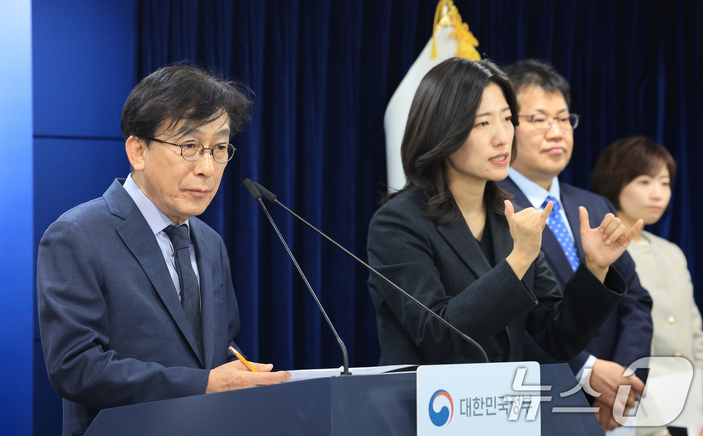 (서울=뉴스1) 임세영 기자 = 정기현 의료혁신위원회 위원장이 29일 서울 종로구 정부서울청사에서 제2차 의료혁신위원회 회의 관련 브리핑을 하고 있다.  2026.1.29/뉴스1