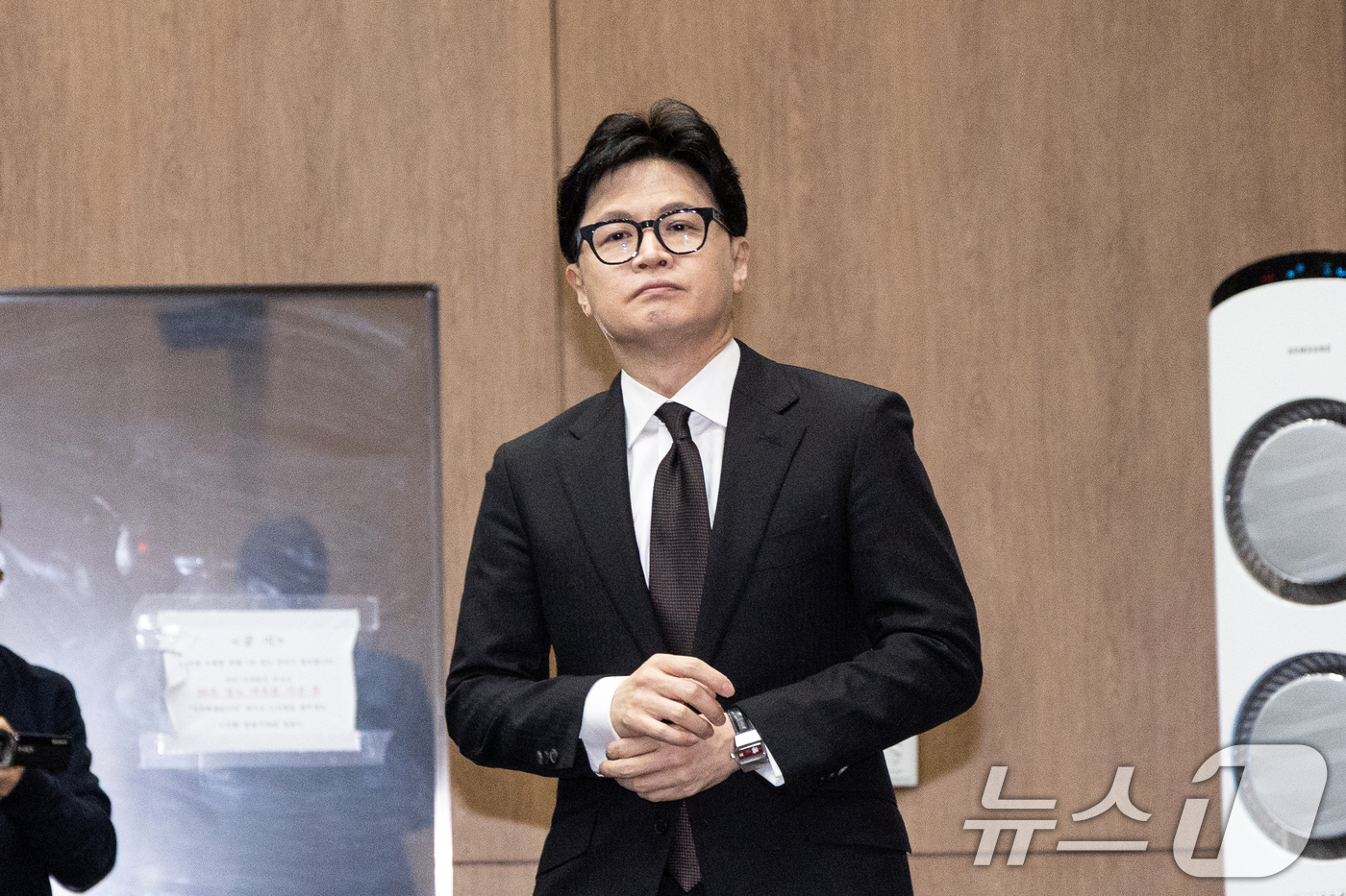 (서울=뉴스1) 이승배 기자 = 한동훈 전 국민의힘 대표가 29일 서울 여의도 국회 소통관에서 국민의힘 지도부의 제명 결정에 관한 입장 발표를 위해 단상으로 향하고 있다. 2026 …