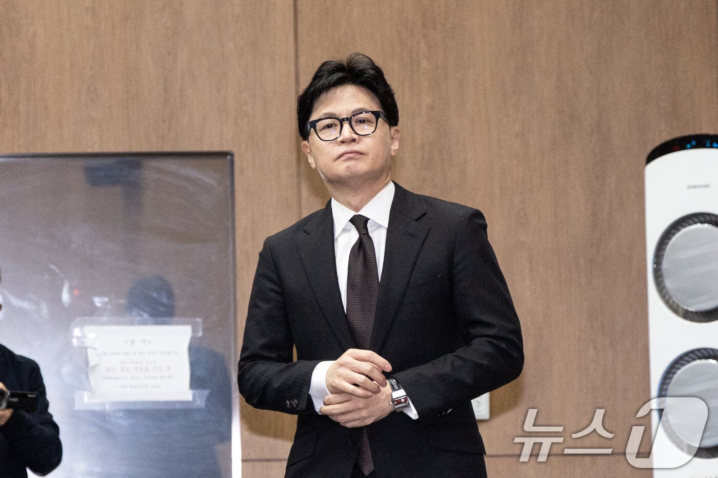 본문 이미지 - 한동훈 전 국민의힘 대표가 29일 서울 여의도 국회 소통관에서 국민의힘 지도부의 제명 결정에 관한 입장 발표를 위해 단상으로 향하고 있다. 2026.1.29/뉴스1 ⓒ News1 이승배 기자
