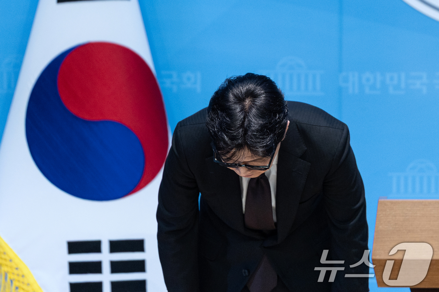 (서울=뉴스1) 이승배 기자 = 한동훈 전 국민의힘 대표가 29일 서울 여의도 국회 소통관에서 국민의힘 지도부의 제명 결정에 관한 입장 발표를 마치고 인사하고 있다. 2026.1. …