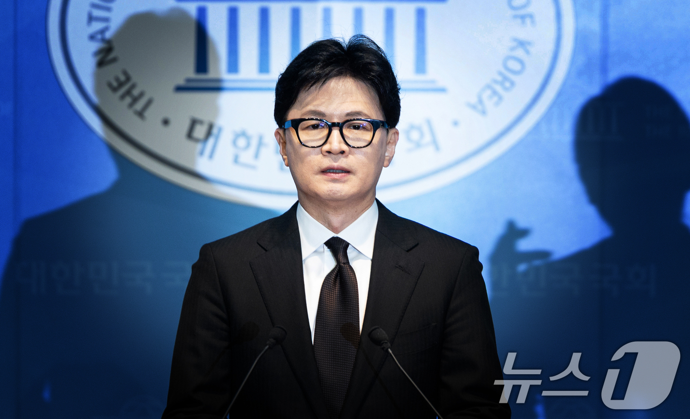 (서울=뉴스1) 이승배 기자 = 한동훈 전 국민의힘 대표가 29일 서울 여의도 국회 소통관에서 국민의힘 지도부의 제명 결정에 관한 입장 발표를 하고 있다. 2026.1.29/뉴스1 …