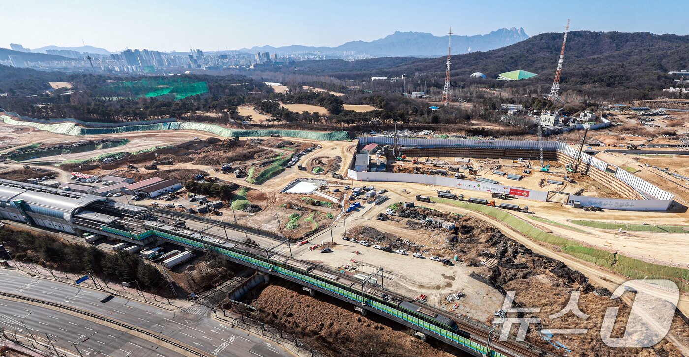 본문 이미지 - 정부가 29일 서울 용산과 경기 과천 등 수도권 핵심 입지의 국·공유지를 활용해 2030년까지 6만가구 규모의 주택을 공급한다고 발표했다. 가장 많은 물량으로는 용산이며 용산국제업무지구를 중심으로 캠프킴 등 주변 부지를 포함해 1만가구 이상을 공급할 계획이다. 이어 경기 과천 경마장과 방첩사 부지, 노원구 태릉CC 부지 등에 주택을 공급한다. 사진은 이날 노원구 태릉CC와 경기 구리시 구리갈매역세권공공주택지구의 모습. 2026.1.29/뉴스12026.1.29/뉴스1 ⓒ News1 이호윤 기자