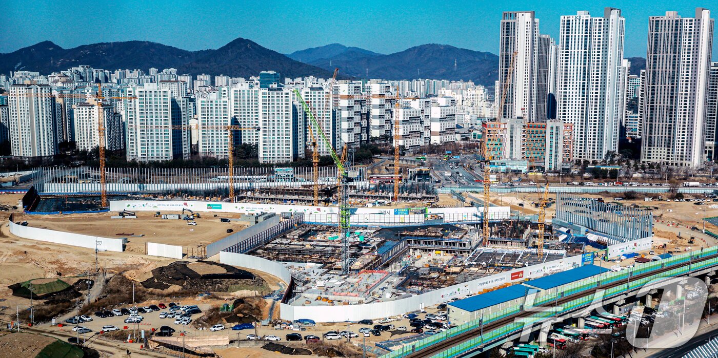 본문 이미지 - 정부가 29일 서울 용산과 경기 과천 등 수도권 핵심 입지의 국·공유지를 활용해 2030년까지 6만가구 규모의 주택을 공급한다고 발표했다. 가장 많은 물량으로는 용산이며 용산국제업무지구를 중심으로 캠프킴 등 주변 부지를 포함해 1만가구 이상을 공급할 계획이다. 이어 경기 과천 경마장과 방첩사 부지, 노원구 태릉CC 부지 등에 주택을 공급한다. 사진은 이날 경기 구리시 구리갈매역세권공공주택지구의 모습. 2026.1.29/뉴스1 ⓒ News1 이호윤 기자