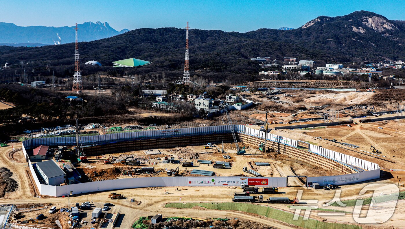 본문 이미지 - 정부가 29일 서울 용산과 경기 과천 등 수도권 핵심 입지의 국·공유지를 활용해 2030년까지 6만가구 규모의 주택을 공급한다고 발표했다. 가장 많은 물량으로는 용산이며 용산국제업무지구를 중심으로 캠프킴 등 주변 부지를 포함해 1만가구 이상을 공급할 계획이다. 이어 경기 과천 경마장과 방첩사 부지, 노원구 태릉CC 부지 등에 주택을 공급한다. 사진은 이날 경기 구리시 구리갈매역세권공공주택지구의 모습. 2026.1.29/뉴스1 ⓒ News1 이호윤 기자