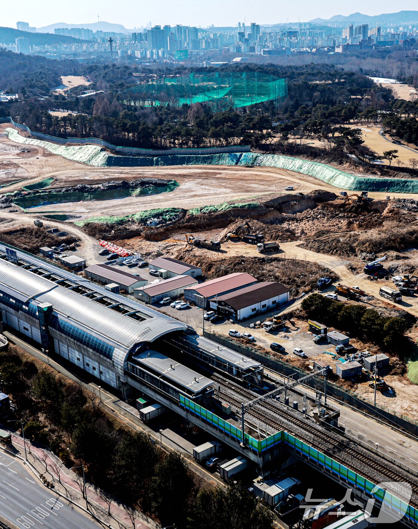 본문 이미지 - 정부가 29일 서울 용산과 경기 과천 등 수도권 핵심 입지의 국·공유지를 활용해 2030년까지 6만가구 규모의 주택을 공급한다고 발표했다. 가장 많은 물량으로는 용산이며 용산국제업무지구를 중심으로 캠프킴 등 주변 부지를 포함해 1만가구 이상을 공급할 계획이다. 이어 경기 과천 경마장과 방첩사 부지, 노원구 태릉CC 부지 등에 주택을 공급한다. 사진은 이날 노원구 태릉CC와 경기 구리시 구리갈매역세권공공주택지구의 모습. 2026.1.29/뉴스1 ⓒ News1 이호윤 기자