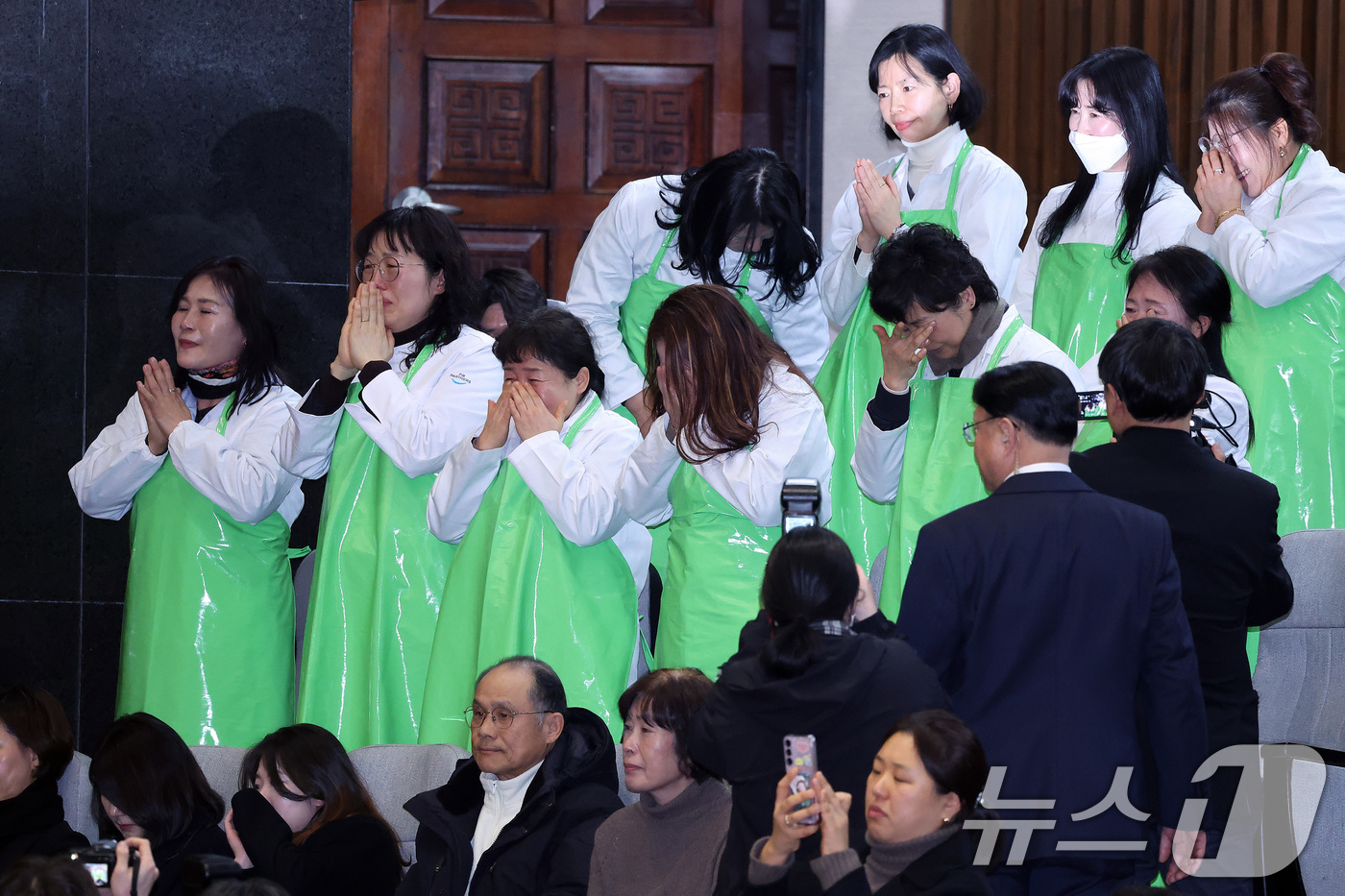 (서울=뉴스1) 신웅수 기자 = 29일 서울 여의도 국회에서 열린 제431회국회(임시회) 제2차 본회의에서 학교급식법 일부개정법률안(대안)이 통과되자 학교급식 노동자들이 환호하고 …