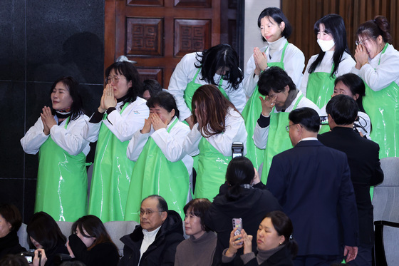 눈물 훔치는 학교급식 노동자들