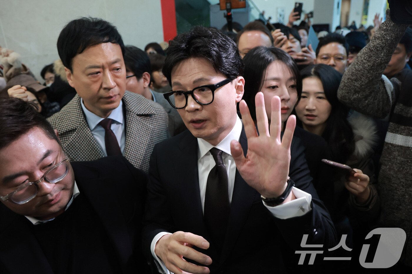 본문 이미지 - 한동훈 전 국민의힘 대표가 29일 서울 여의도 국회 소통관에서 국민의힘 지도부의 제명 결정에 관한 입장 발표를 마치고 차량으로 향하고 있다. (공동취재) 2026.1.29/뉴스1 ⓒ News1 이승배 기자