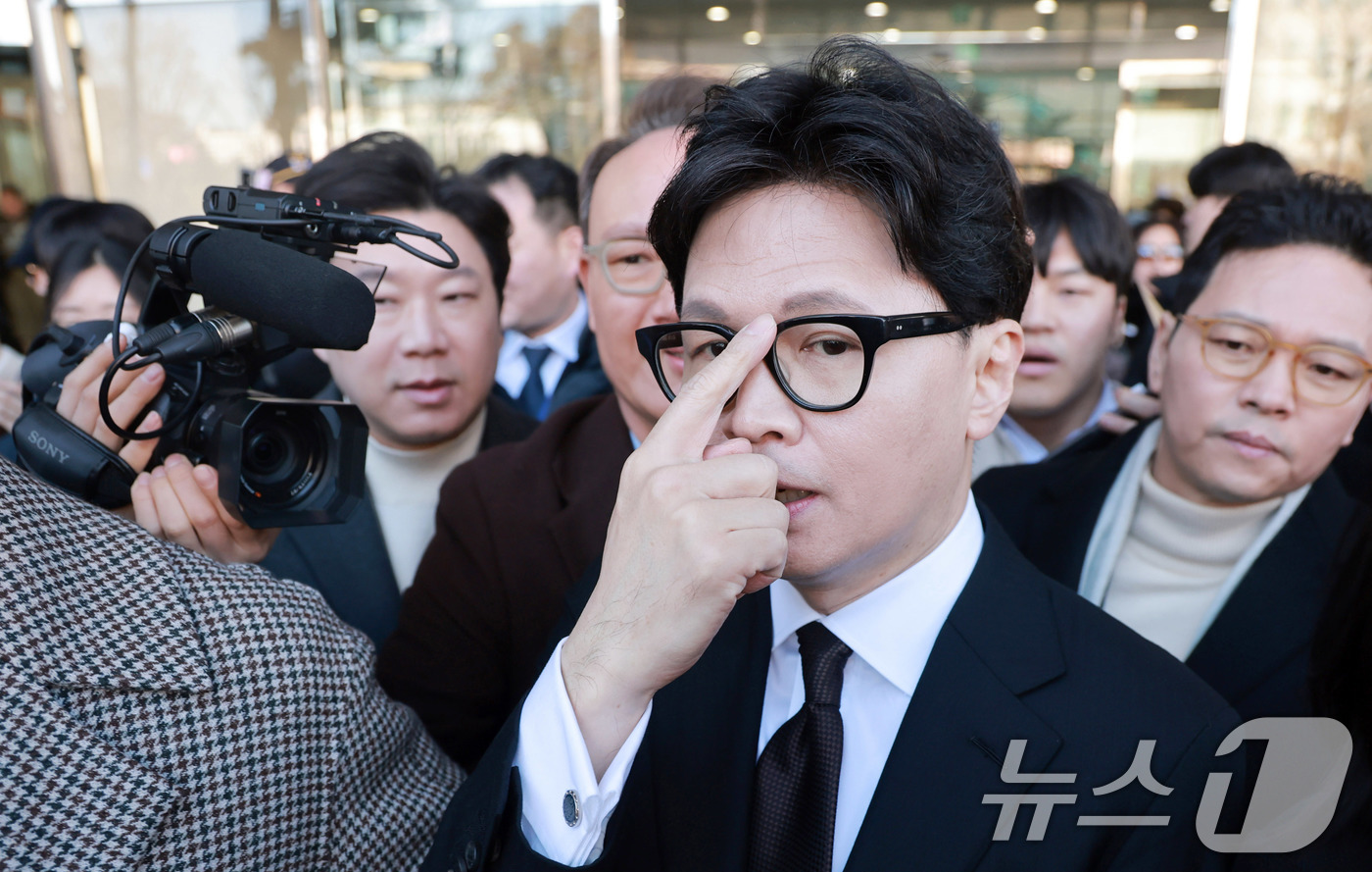 (서울=뉴스1) 이승배 기자 = 한동훈 전 국민의힘 대표가 29일 서울 여의도 국회 소통관에서 국민의힘 지도부의 제명 결정에 관한 입장 발표를 마치고 차량으로 향하고 있다. (공동 …