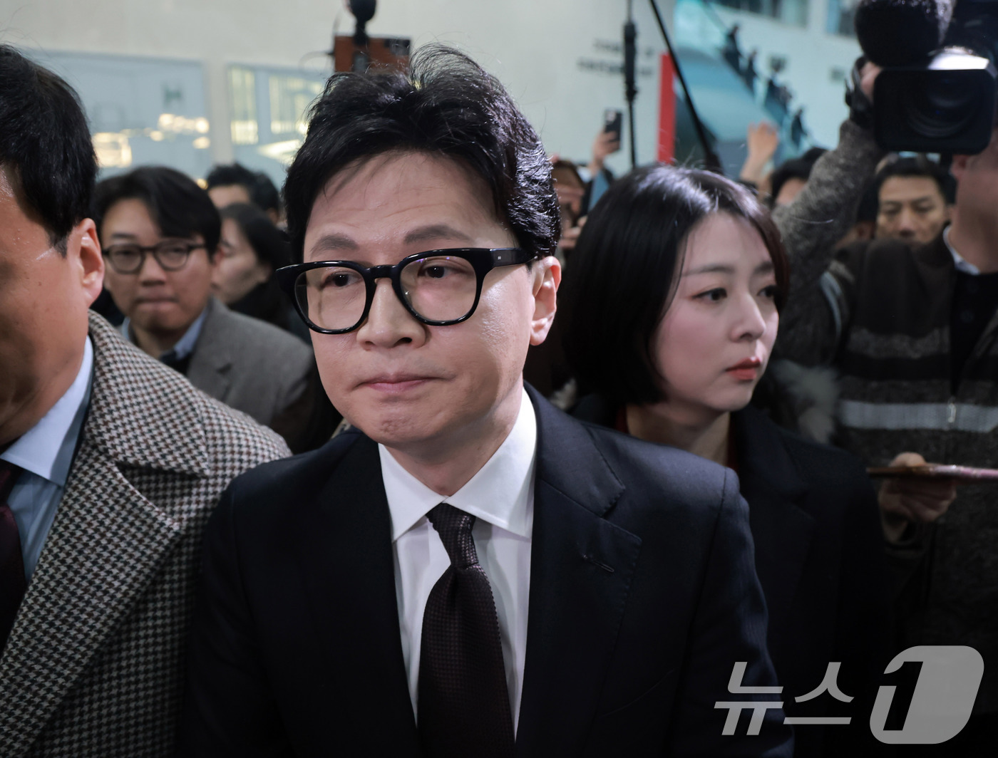 (서울=뉴스1) 이승배 기자 = 한동훈 전 국민의힘 대표가 29일 서울 여의도 국회 소통관에서 국민의힘 지도부의 제명 결정에 관한 입장 발표를 마치고 차량으로 향하고 있다. (공동 …