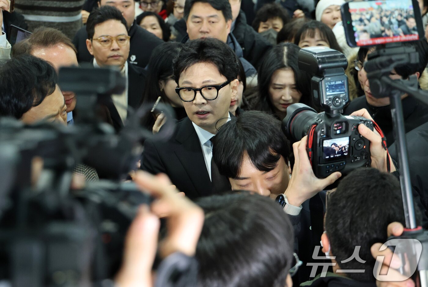 본문 이미지 - 한동훈 전 국민의힘 대표가 29일 서울 여의도 국회 소통관에서 국민의힘 지도부의 제명 결정에 관한 입장 발표를 마치고 차량으로 향하고 있다. (공동취재) 2026.1.29 ⓒ 뉴스1 이승배 기자