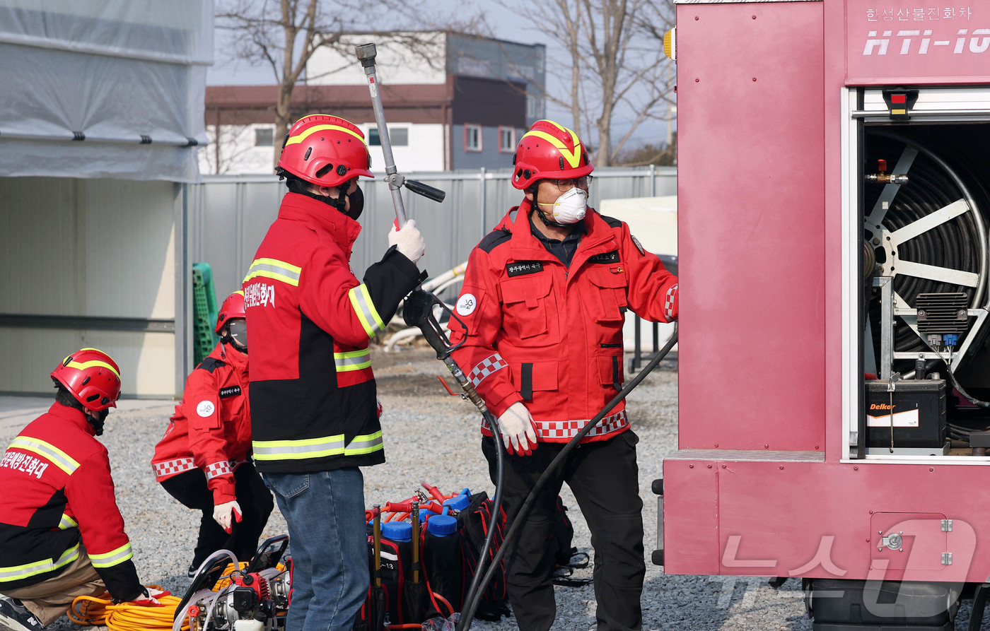 (광주=뉴스1) 박지현 기자 = 29일 광주 북구청 공원녹지과 산림팀 직원들이 생용동 산불초소에서 봄철 산불 조심 기간 대책 마련과 함께 산불 진화 시 사용할 진화 차량과 등짐 펌 …