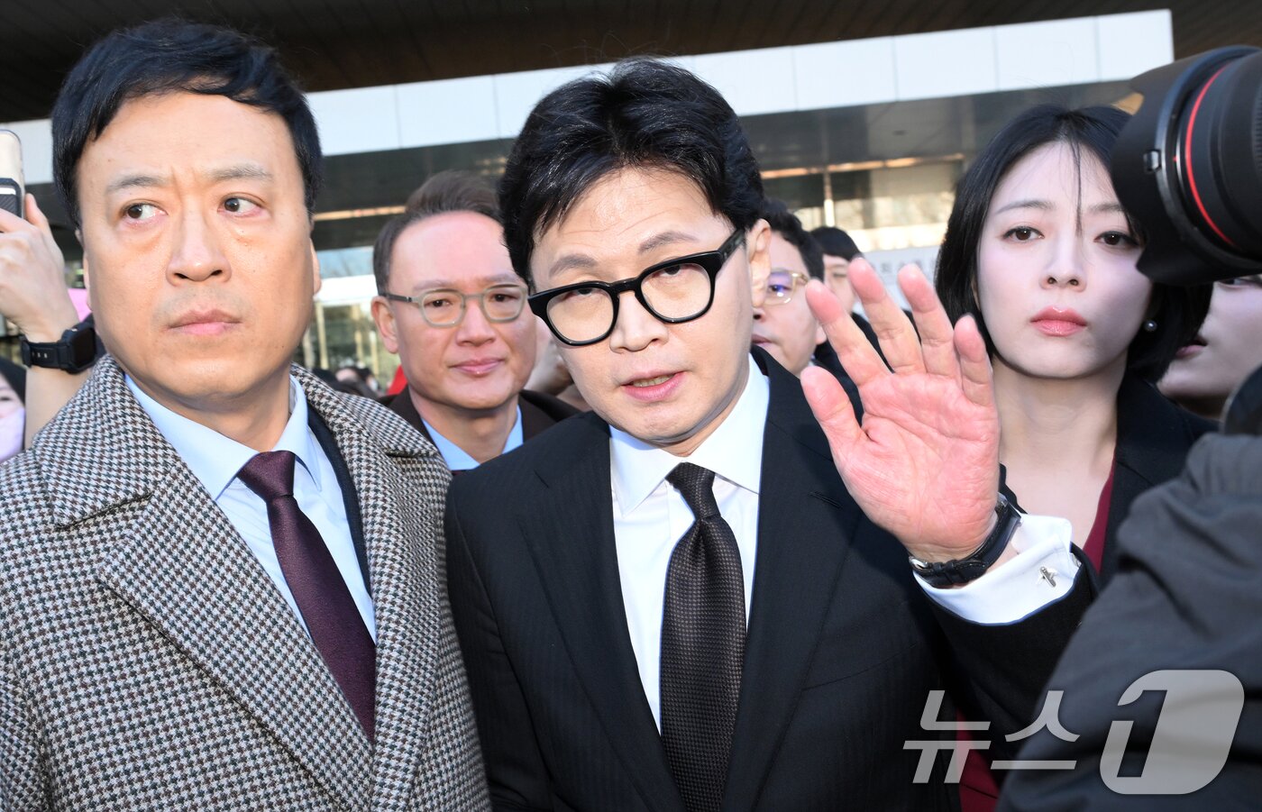 본문 이미지 - 한동훈 전 국민의힘 대표가 29일 서울 여의도 국회 소통관에서 국민의힘 지도부의 제명 결정에 관한 입장 발표를 마치고 차량으로 향하고 있다. (공동취재) 2026.1.29/뉴스1 ⓒ News1 이승배 기자