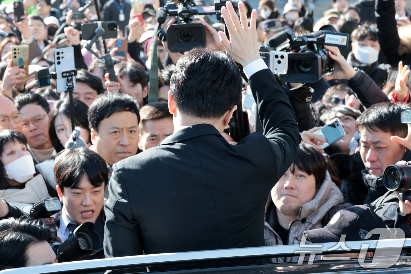 (서울=뉴스1) 이승배 기자 = 한동훈 전 국민의힘 대표가 29일 서울 여의도 국회 소통관에서 국민의힘 지도부의 제명 결정에 관한 입장 발표를 마치고 차량에 탑승하며 지지자들을 향 …
