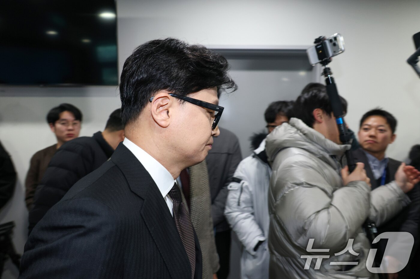본문 이미지 - 한동훈 전 국민의힘 대표가 29일 서울 여의도 국회 소통관에서 국민의힘 지도부의 제명 결정에 관한 입장 발표를 마치고 차량으로 향하고 있다. (공동취재) 2026.1.29/뉴스1 ⓒ News1 이승배 기자