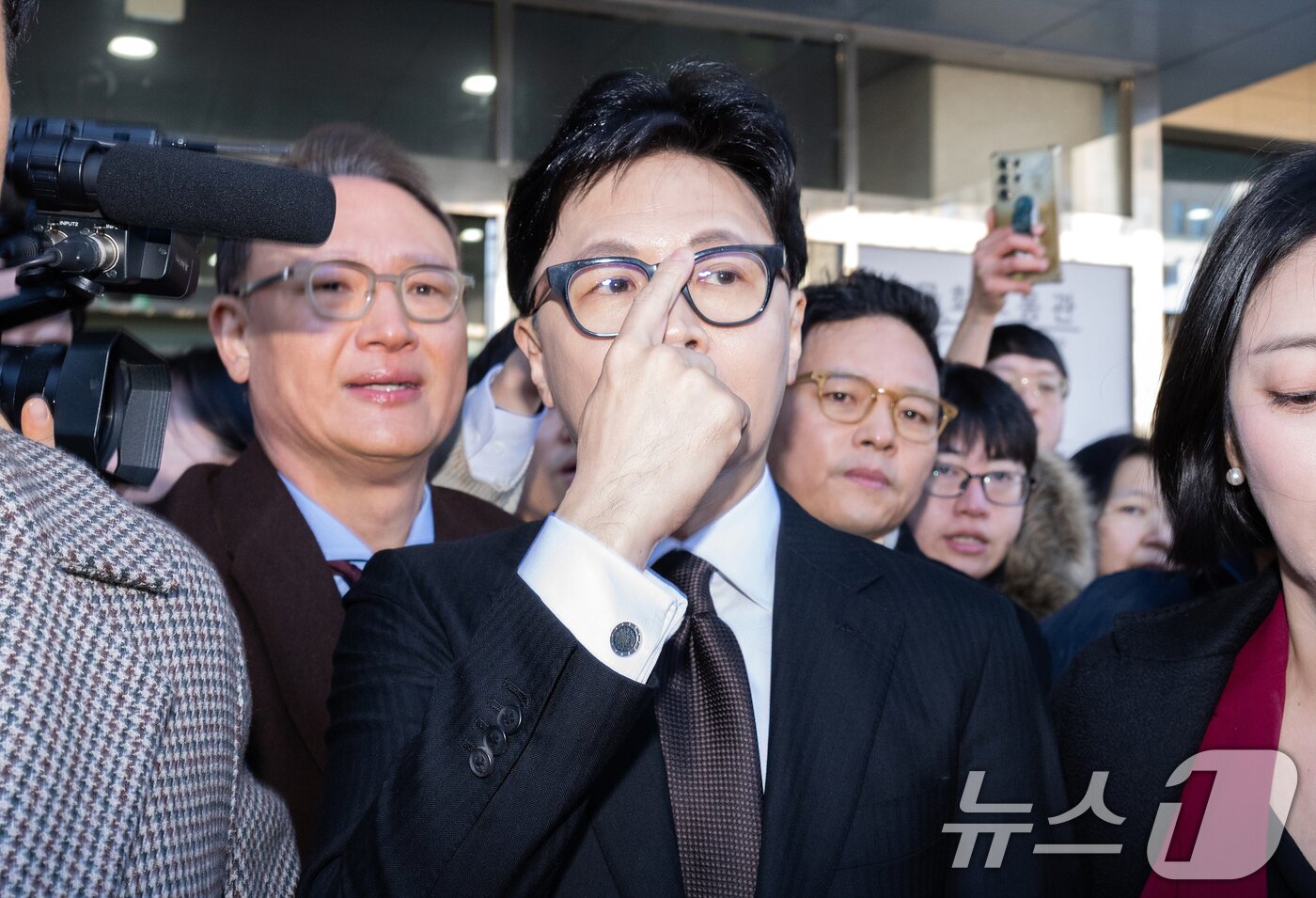 본문 이미지 - 한동훈 전 국민의힘 대표가 지난 1월 29일 서울 여의도 국회 소통관에서 국민의힘 지도부의 제명 결정에 관한 입장 발표를 마치고 차량으로 향하는 모습. (공동취재) 2026.1.29/뉴스1 ⓒ News1 이승배 기자