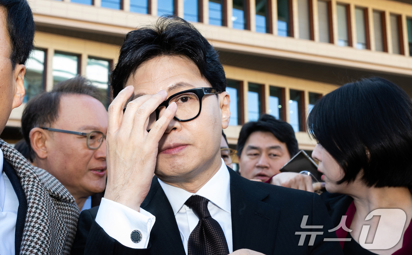 (서울=뉴스1) 이승배 기자 = 한동훈 전 국민의힘 대표가 29일 서울 여의도 국회 소통관에서 국민의힘 지도부의 제명 결정에 관한 입장 발표를 마치고 차량으로 향하고 있다. (공동 …