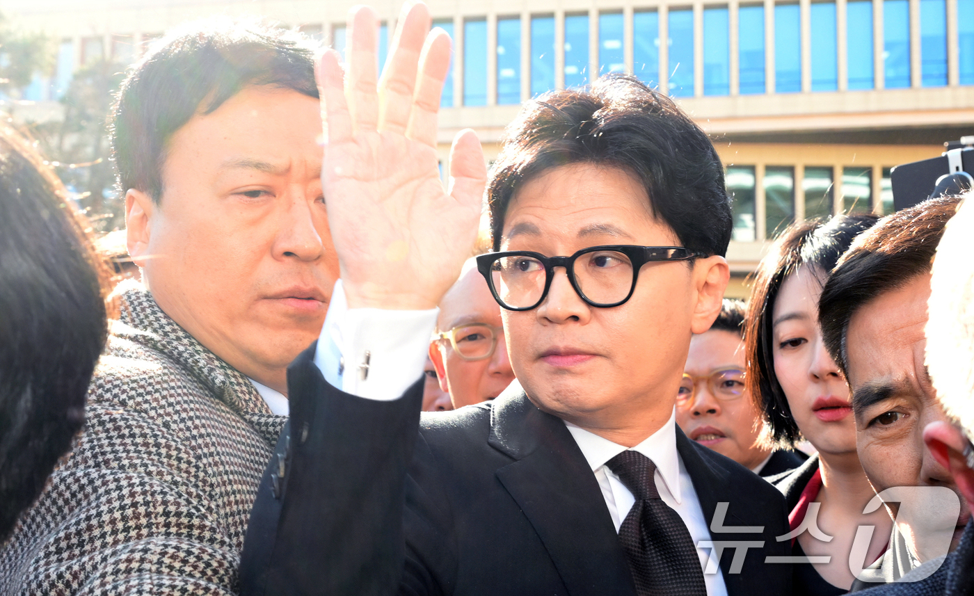 (서울=뉴스1) 이승배 기자 = 한동훈 전 국민의힘 대표가 29일 서울 여의도 국회 소통관에서 국민의힘 지도부의 제명 결정에 관한 입장 발표를 마치고 차량으로 향하고 있다. (공동 …