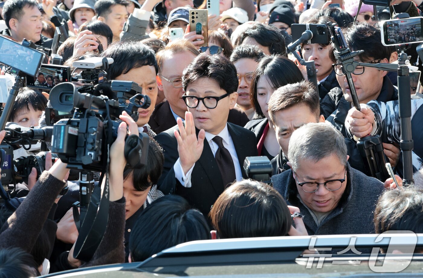 본문 이미지 - 한동훈 전 국민의힘 대표가 29일 서울 여의도 국회 소통관에서 국민의힘 지도부의 제명 결정에 관한 입장 발표를 마치고 차량으로 향하고 있다. (공동취재) ⓒ News1 이승배 기자