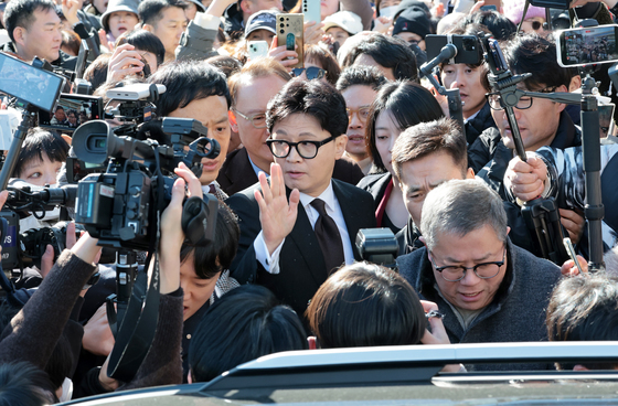 차량으로 향하는 한동훈