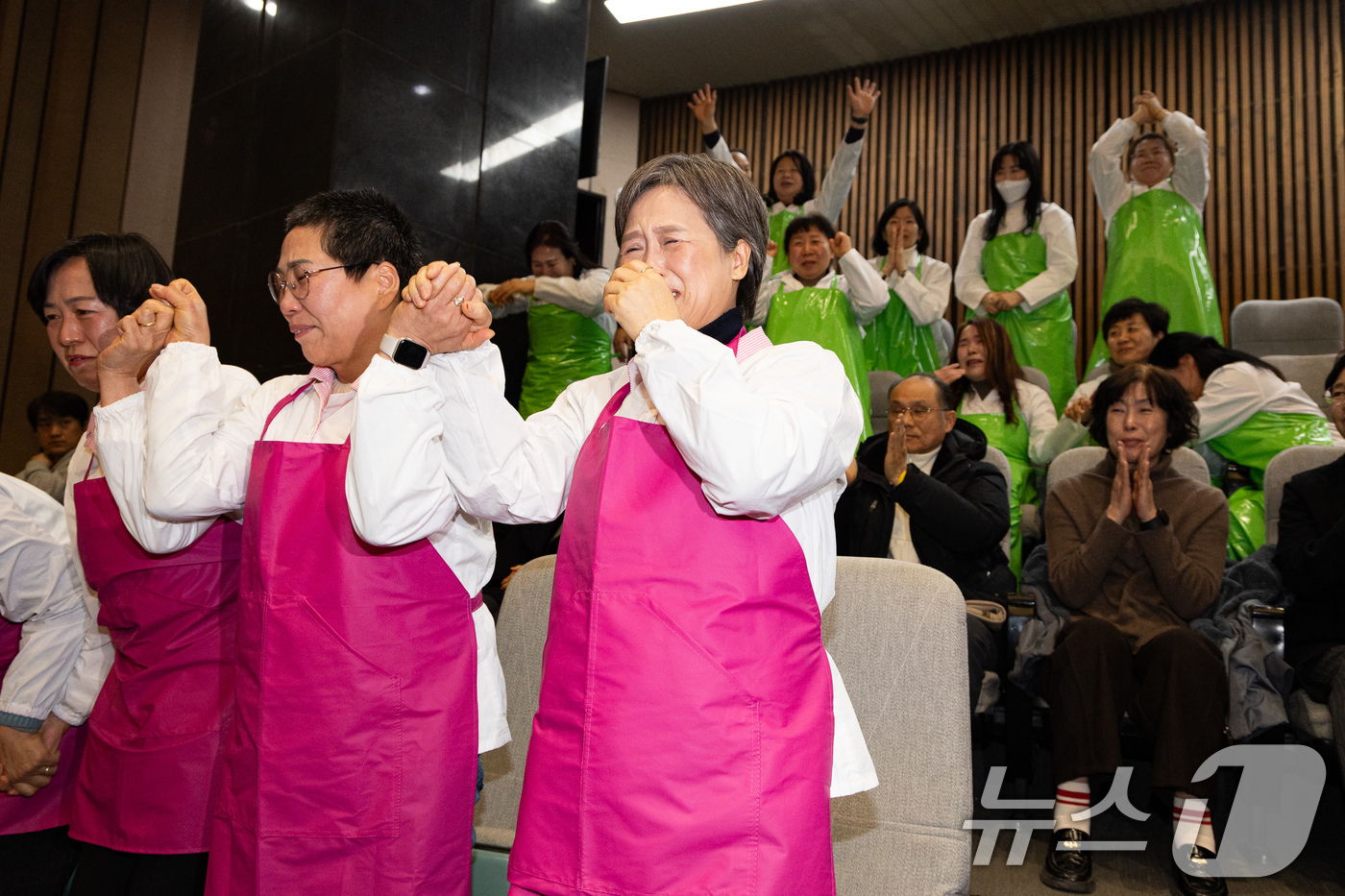 학교급식법 개정안 통과 소식이 전해진 국회 현장