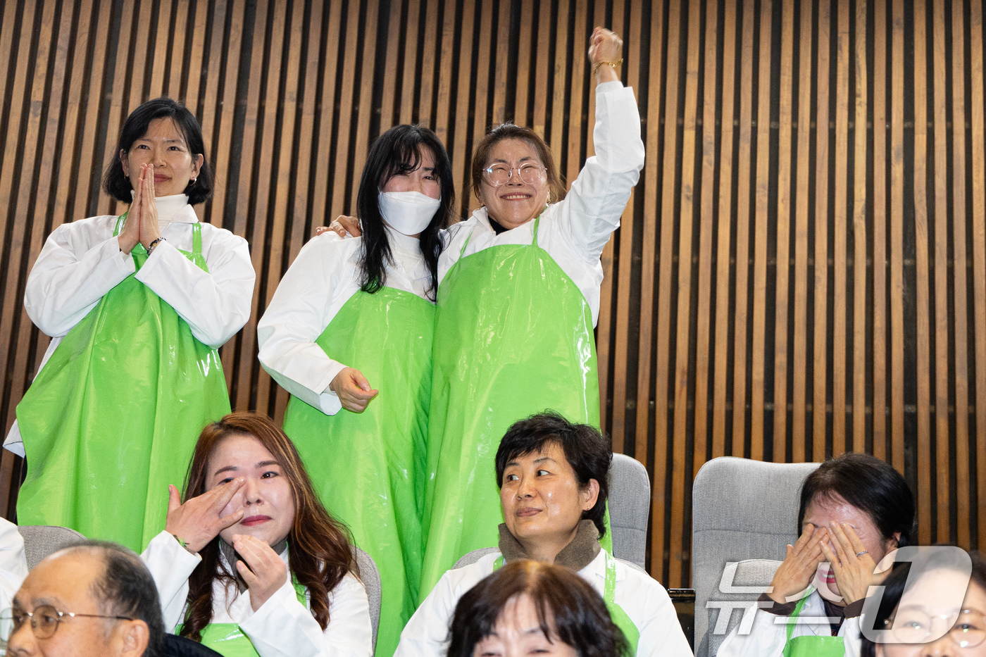 (서울=뉴스1) 유승관 기자 = 학교 급식 노동자들이 29일 서울 여의도 국회에서 열린 제431회 국회(임시회) 제2차 본회의에서 학교급식법 일부개정법률안(대안)이 본회의를 통과하 …