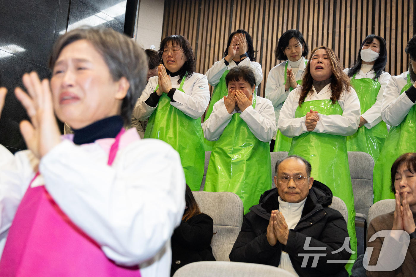 (서울=뉴스1) 유승관 기자 = 학교 급식 노동자들이 29일 서울 여의도 국회에서 열린 제431회 국회(임시회) 제2차 본회의에서 학교급식법 일부개정법률안(대안)이 본회의를 통과하 …