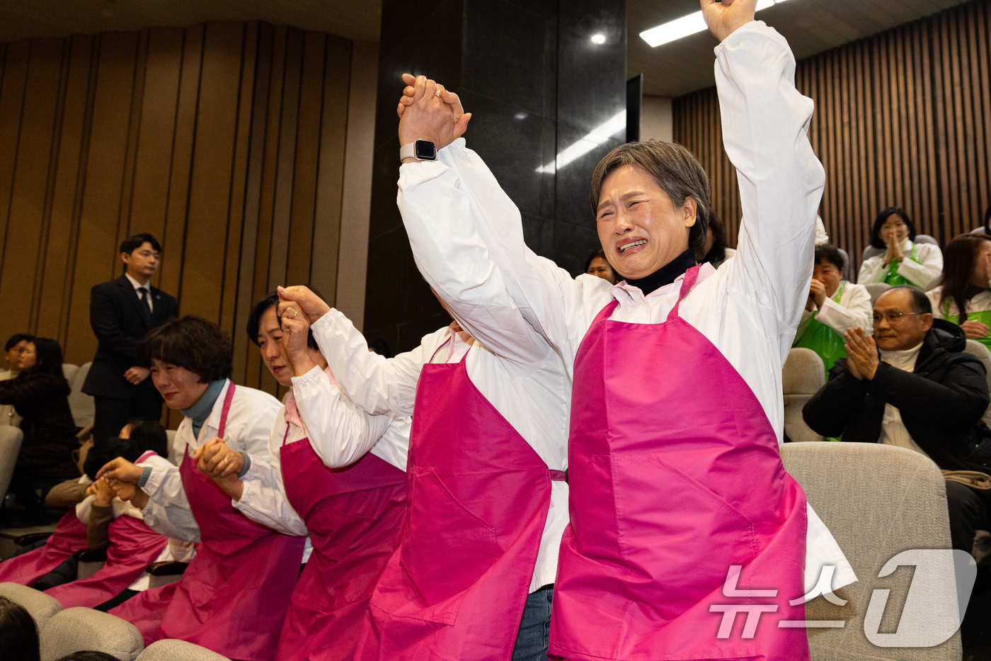 (서울=뉴스1) 유승관 기자 = 학교 급식 노동자들이 29일 서울 여의도 국회에서 열린 제431회 국회(임시회) 제2차 본회의에서 학교급식법 일부개정법률안(대안)이 본회의를 통과하 …