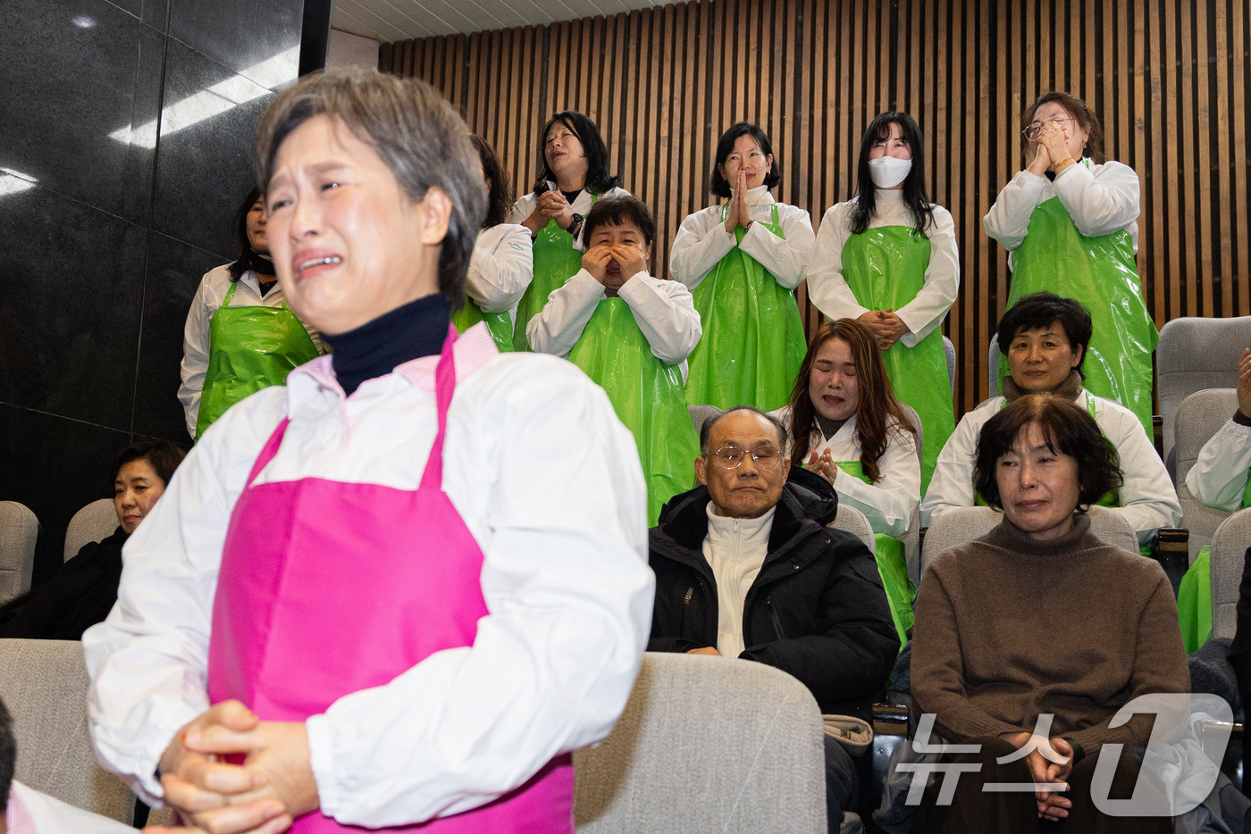 (서울=뉴스1) 유승관 기자 = 학교 급식 노동자들이 29일 서울 여의도 국회에서 열린 제431회 국회(임시회) 제2차 본회의에서 학교급식법 일부개정법률안(대안)이 본회의를 통과하 …