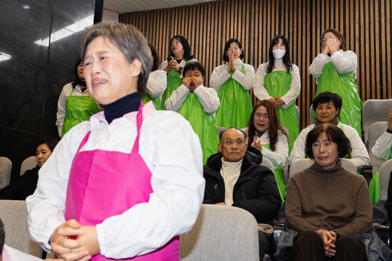 눈물 훔치는 학교급식 노동자들