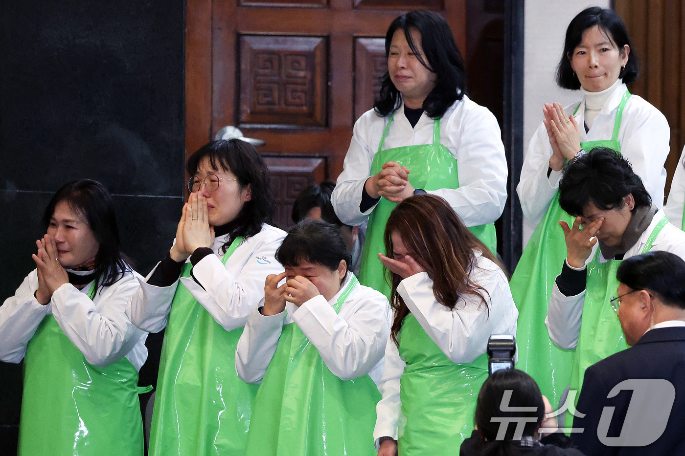 (서울=뉴스1) 신웅수 기자 = 29일 서울 여의도 국회에서 열린 제431회국회(임시회) 제2차 본회의에서 학교급식법 일부개정법률안(대안)이 통과되자 학교급식 관련 노동자들이 환호 …