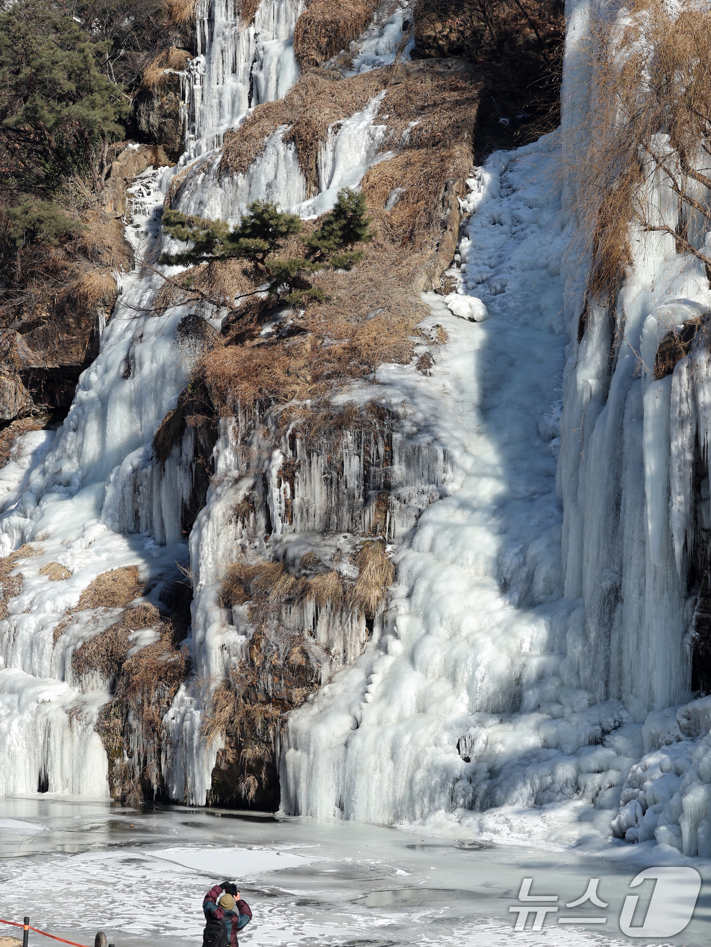(서울=뉴스1) 황기선 기자 = 강추위가 이어지고 있는 29일 오후 서울 서대문구 홍제천 인공폭포가 얼어붙어 있다. 2026.1.29/뉴스1
